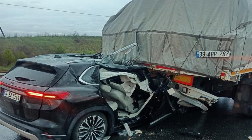 Otomobil, TIR&rsquo;a arkadan &ccedil;arptı: 3 yaralı