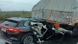 Otomobil, TIR’a arkadan çarptı: 3 yaralı