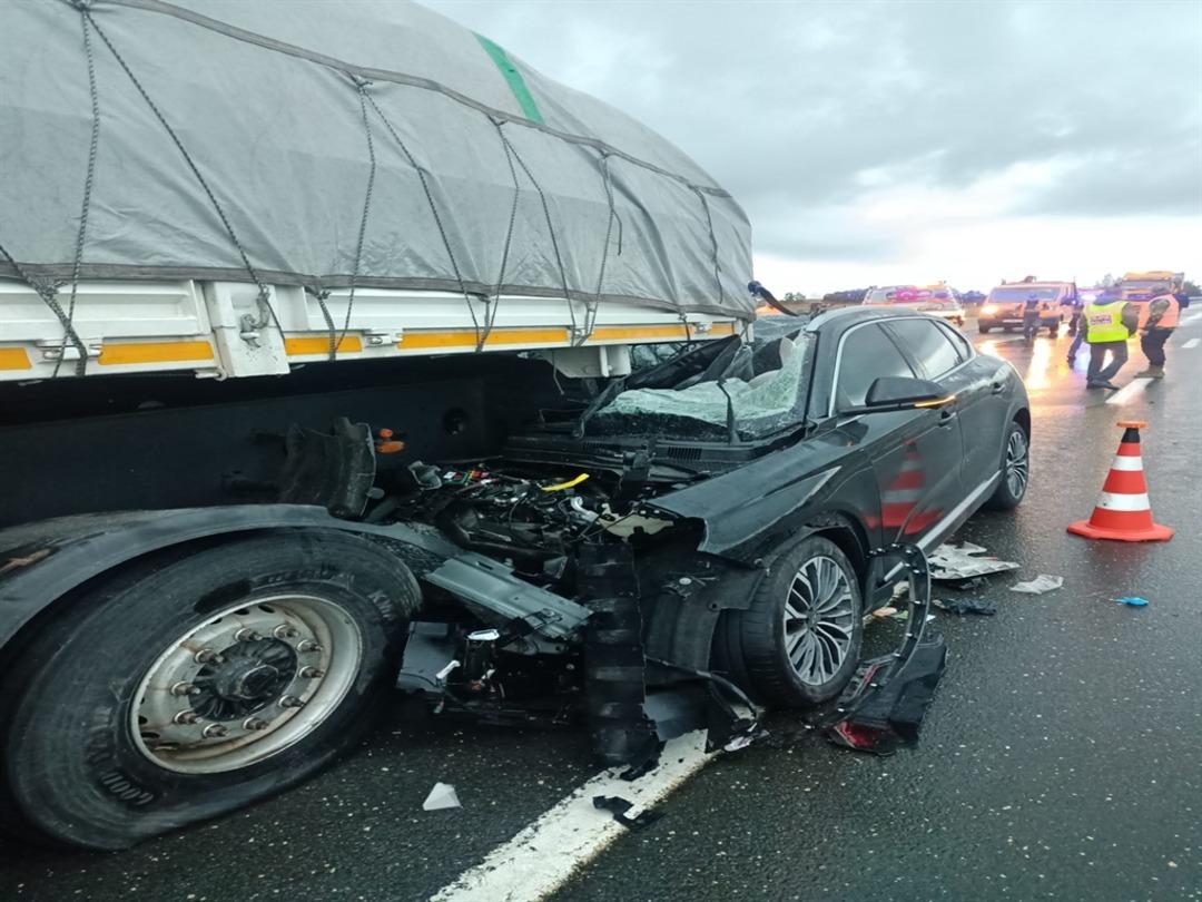 Otomobil, TIR&rsquo;a arkadan &ccedil;arptı: 3 yaralı 1