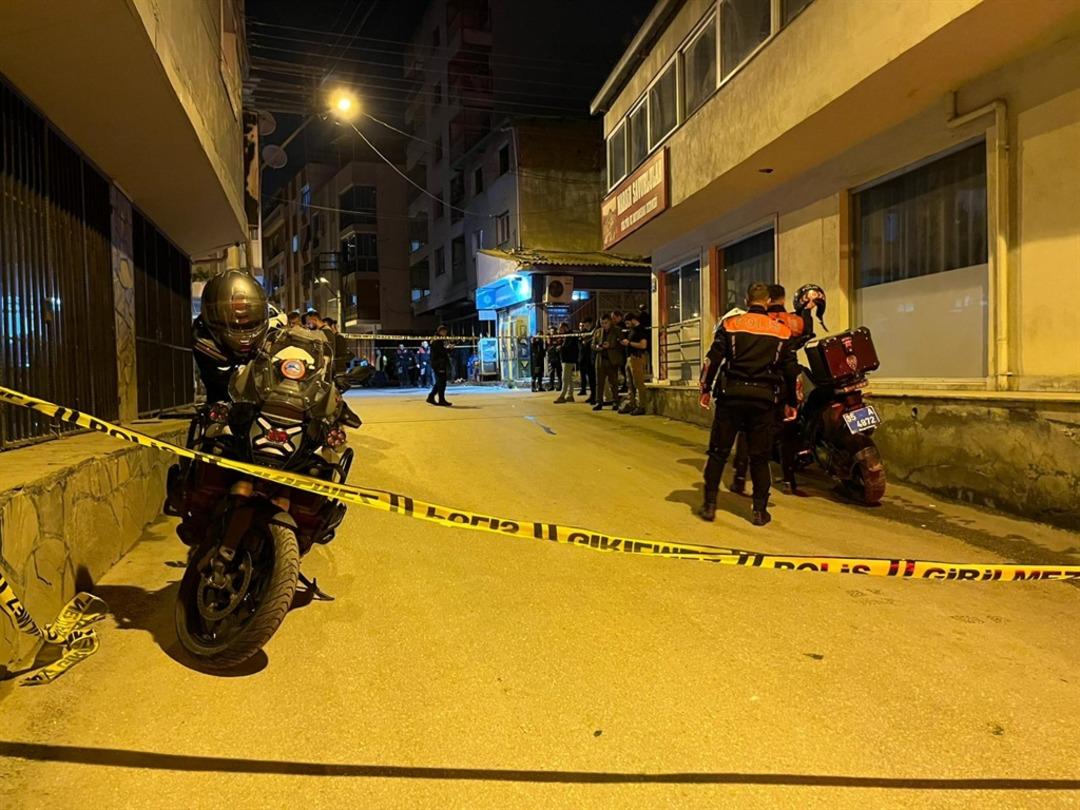 İzmir&rsquo;de sokak ortasında silahlı saldırı: 1 &ouml;l&uuml; 3 yaralı 3