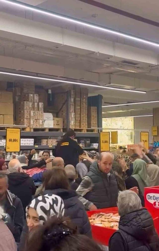 Markette indirim izdiham yarattı! Çalışanlar ürünleri fırlattı 1