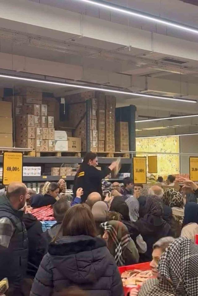 Markette indirim izdiham yarattı! Çalışanlar ürünleri fırlattı 2