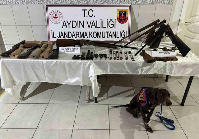 Yaptığı silahlara m&uuml;şteri ararken yakalandı 1