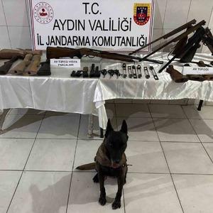 Yaptığı silahlara müşteri ararken yakalandı