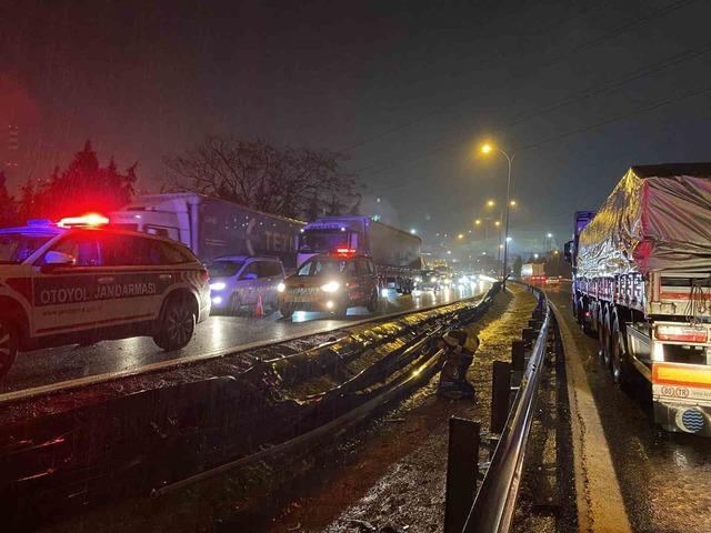 TEM&rsquo;de tır devrildi, kasadaki gran&uuml;l yola sa&ccedil;ıldı: 1 yaralı 2
