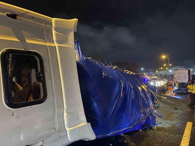 TEM&rsquo;de tır devrildi, kasadaki gran&uuml;l yola sa&ccedil;ıldı: 1 yaralı 1