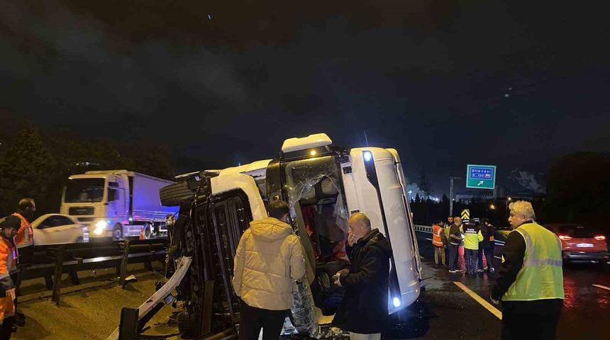 TEM&rsquo;de tır devrildi, kasadaki gran&uuml;l yola sa&ccedil;ıldı: 1 yaralı