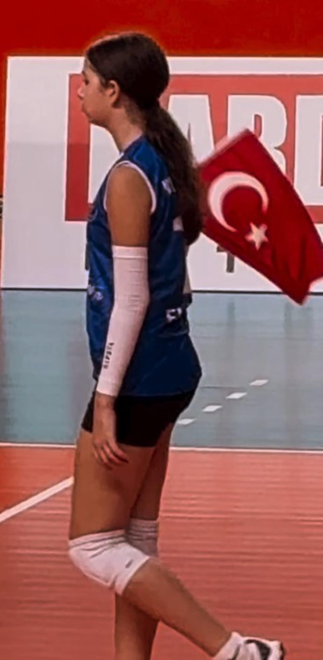 İbrahim Tatlıses in minik kızı Elif Ada voleybol takımında! Son pozlarına yorum yağdı  3