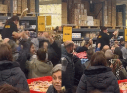 Markette indirim izdiham yarattı! Çalışanlar ürünleri fırlattı