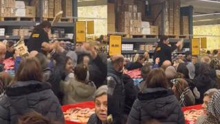 Markette indirim izdiham yarattı! Çalışanlar ürünleri fırlattı