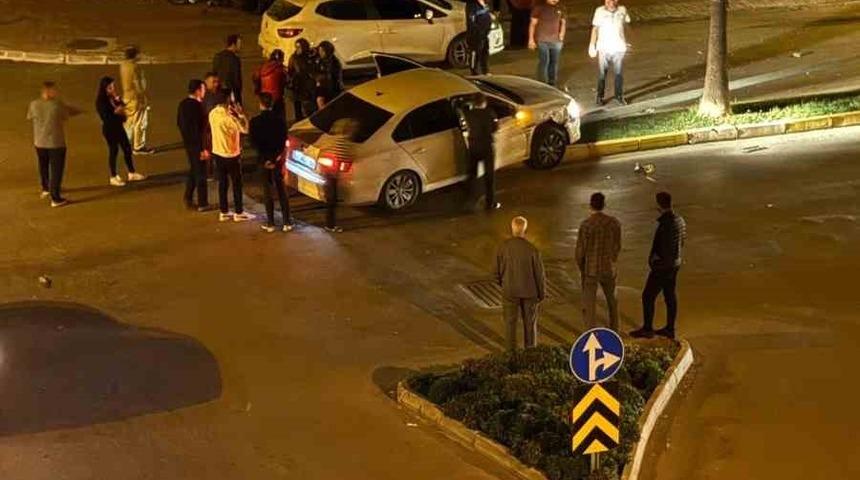 Manavgat&rsquo;ta otomobiller &ccedil;arpıştı: 3 yaralı