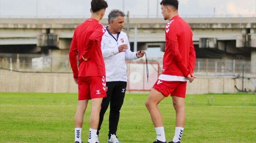 Karşıyaka Teknik Direkt&ouml;r&uuml; Basatem&uuml;r: "Sahada 11, trib&uuml;nde binler olacağız"