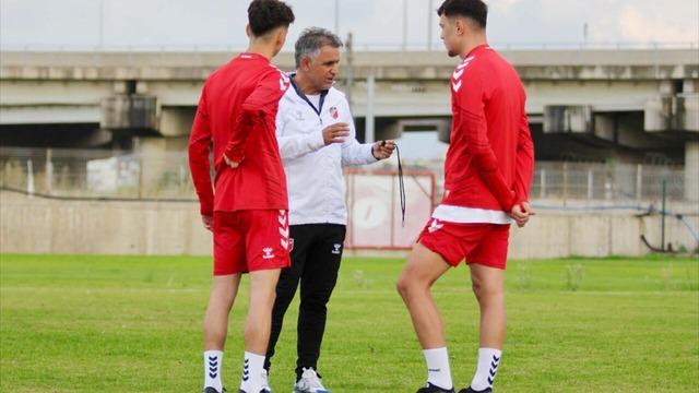 Karşıyaka Teknik Direktörü Basatemür: Sahada 11, tribünde binler olacağız