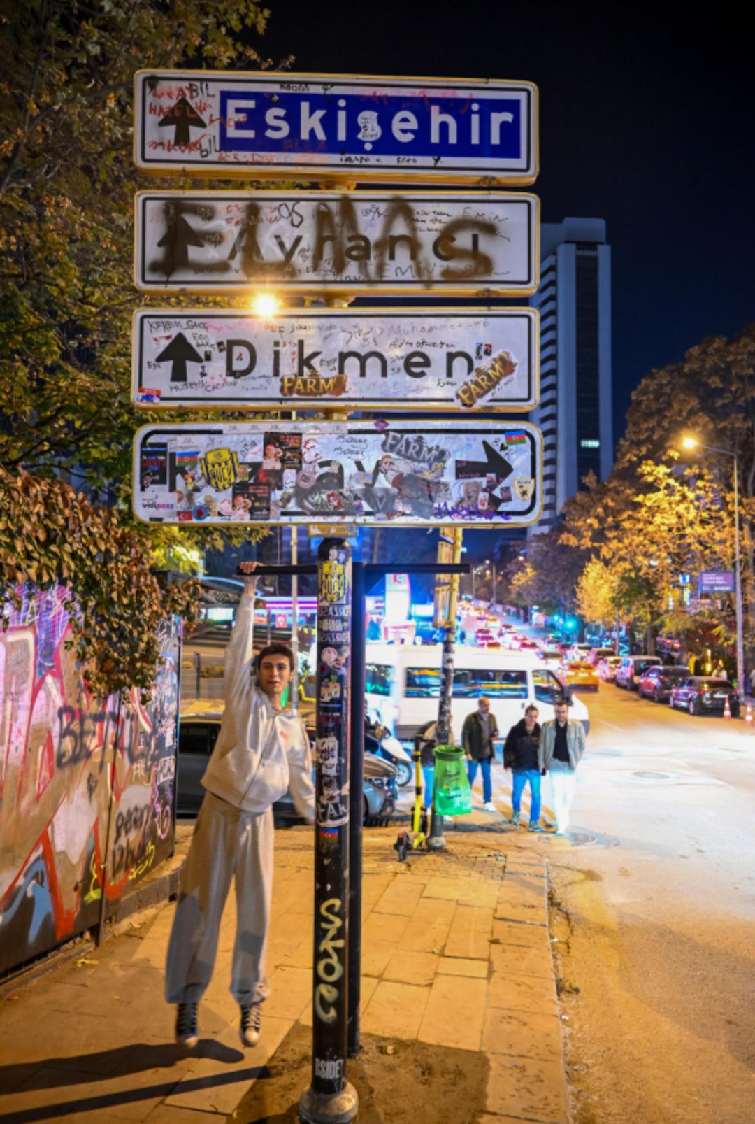 Önünde fotoğraf kuyruğu oluştu... Belediye ne yapsa engel olamıyor: O tabela akımın merkezi haline geldi 1