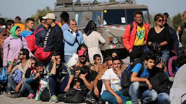 Macaristan'dan Viyana'ya geçmek için otobüs bekleyen göçmenler