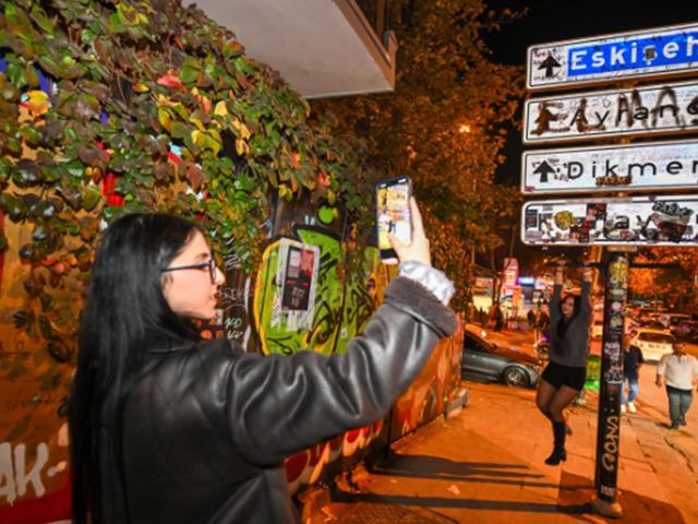 Önünde fotoğraf kuyruğu oluştu... Belediye ne yapsa engel olamıyor: O tabela akımın merkezi haline geldi