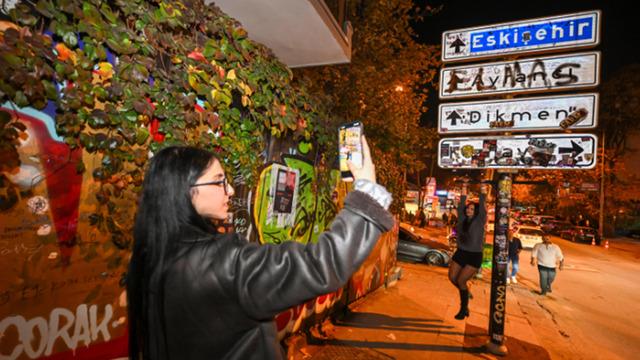 Önünde fotoğraf kuyruğu oluştu... Belediye ne yapsa engel olamıyor: O tabela akımın merkezi haline geldi