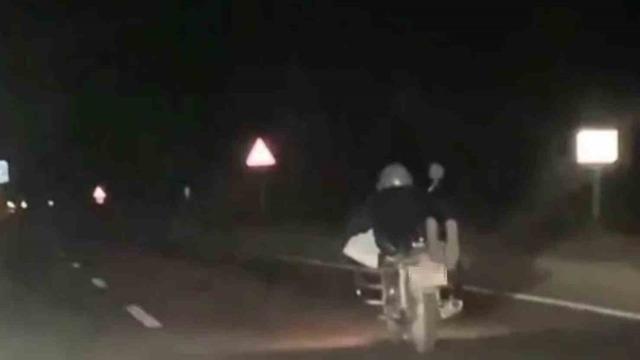 Motosikleti yüzüstü uzanarak kullanan sürücüye 5 bin 146 TL ceza