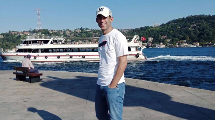 Kağıthane'de komşuların g&uuml;r&uuml;lt&uuml; tartışmasında dehşet! Kapının d&uuml;rb&uuml;n&uuml;nden bakarak kurşun yağdırdı