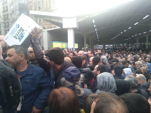 Vapur seferleri yapılamayınca Marmaray'da yoğunluk yaşanıyor (2)