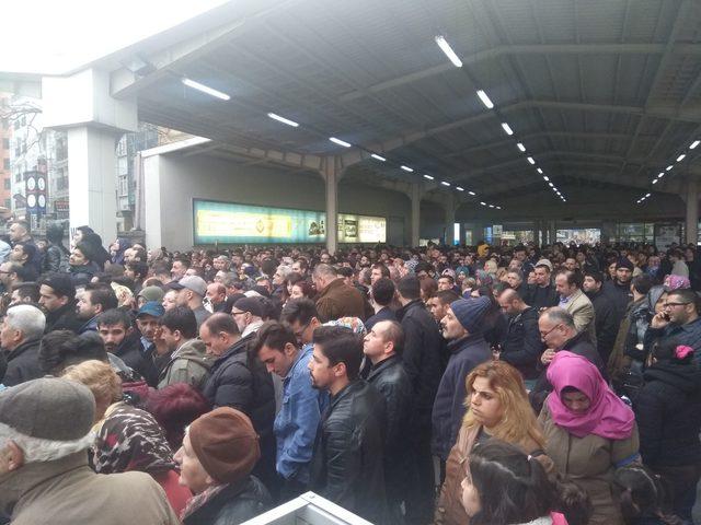 Vapur seferleri yapılamayınca Marmaray'da yoğunluk yaşanıyor (2)