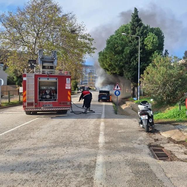 Eceabat&rsquo;ta seyir halindeki otomobil yanarak kullanılamaz hale geldi 2