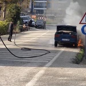 Eceabat’ta seyir halindeki otomobil yanarak kullanılamaz hale geldi