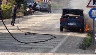 Eceabat’ta seyir halindeki otomobil yanarak kullanılamaz hale geldi