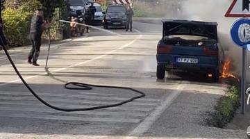 Eceabat’ta seyir halindeki otomobil yanarak kullanılamaz hale geldi