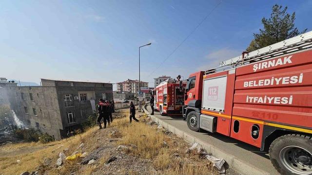 Şırnak’ta boş arazideki odun ve lastikler yandı 3