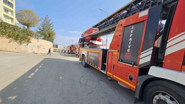 Şırnak’ta boş arazideki odun ve lastikler yandı 1