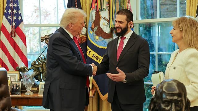 Beyaz Saray’da kahkaha tufanı! Trump ile Suriye lideri Şara arasında esprili diyalog: Kaç eşin var?”