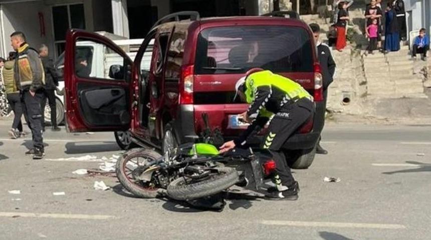Hakkari&rsquo;de motosikletle kamyonet &ccedil;arpıştı: 1 yaralı