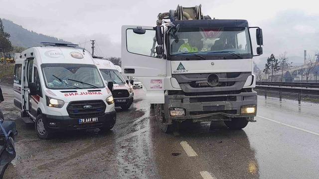 Beton mikseri otomobille çarpıştı: 1’i çocuk 5 kişi yaralandı 3