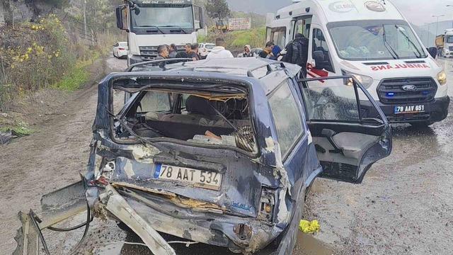 Beton mikseri otomobille çarpıştı: 1’i çocuk 5 kişi yaralandı 2