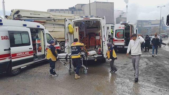 Beton mikseri otomobille çarpıştı: 1’i çocuk 5 kişi yaralandı 1