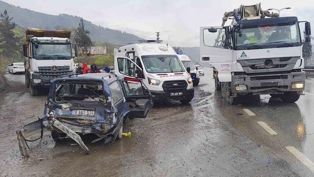 Beton mikseri otomobille çarpıştı: 1’i çocuk 5 kişi yaralandı