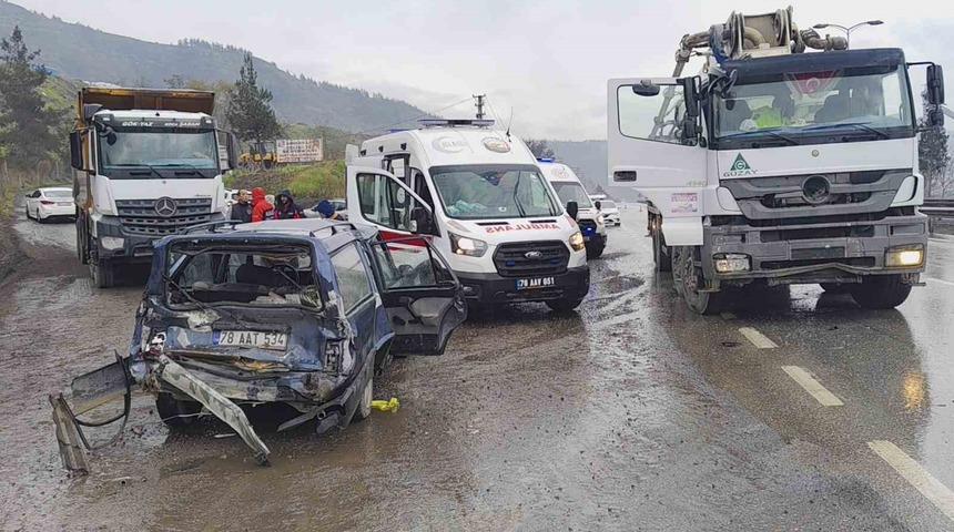 Beton mikseri otomobille çarpıştı: 1’i çocuk 5 kişi yaralandı