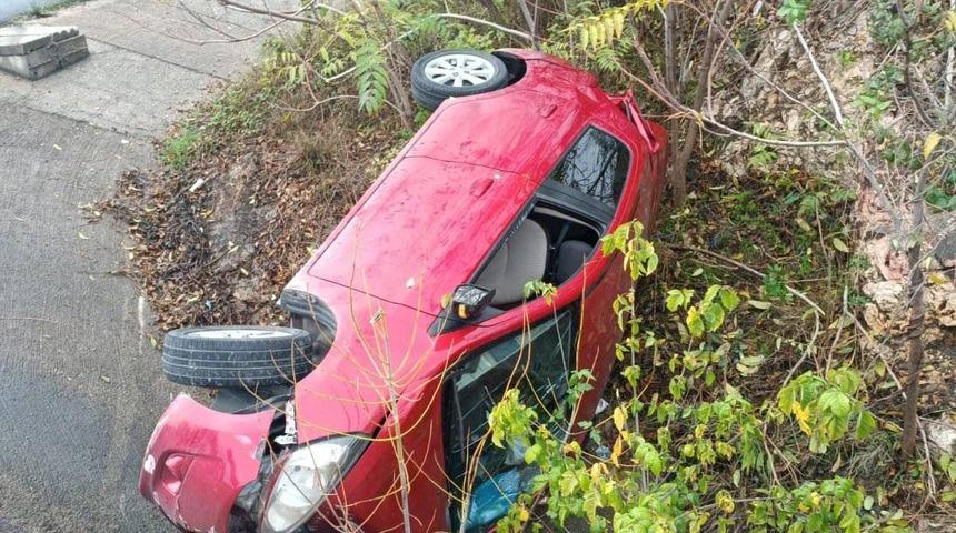 Bilecik&rsquo;te takla atan otomobil yan yattı: 3 yaralı