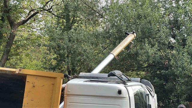 Beykoz’da mıcır yüklü kamyon devrildi: 1 yaralı 2