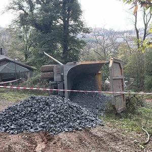 Beykoz’da mıcır yüklü kamyon devrildi: 1 yaralı