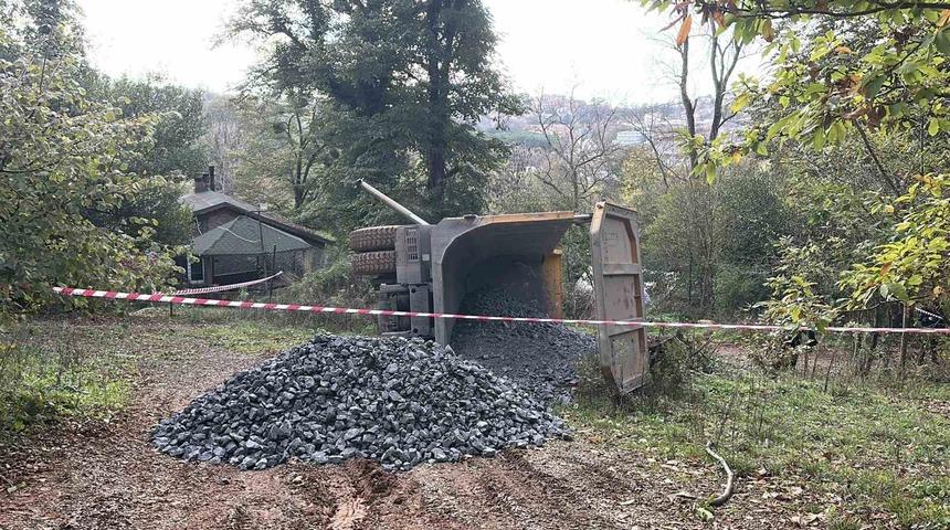 Beykoz&rsquo;da mıcır y&uuml;kl&uuml; kamyon devrildi: 1 yaralı