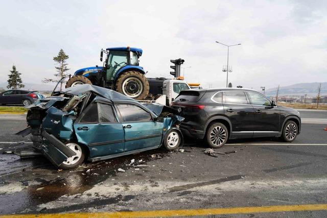 Kamyonun freni boşaldı, zincirleme kaza yaşandı: 2 yaralı 1