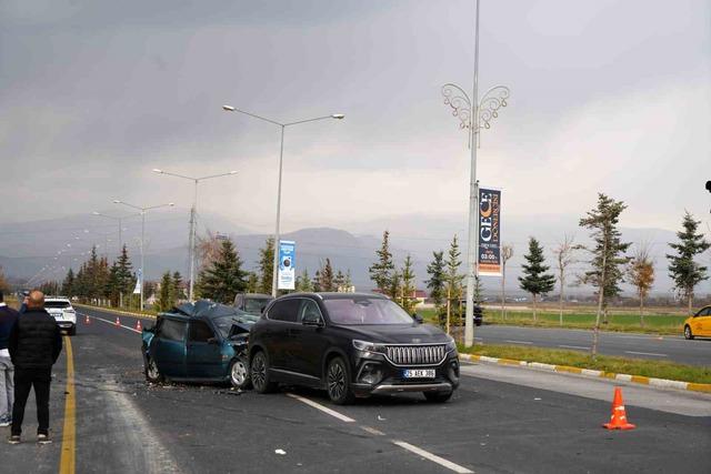 Kamyonun freni boşaldı, zincirleme kaza yaşandı: 2 yaralı 2