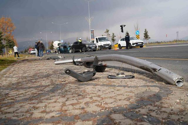 Kamyonun freni boşaldı, zincirleme kaza yaşandı: 2 yaralı 5