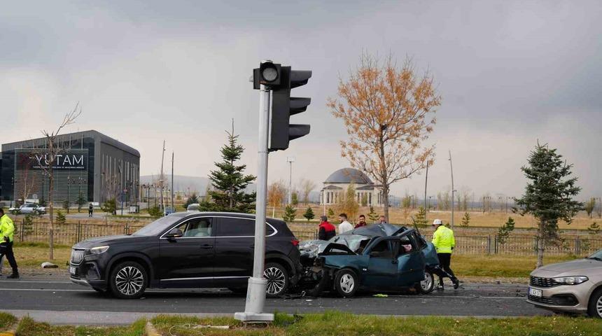 Kamyonun freni boşaldı, zincirleme kaza yaşandı: 2 yaralı
