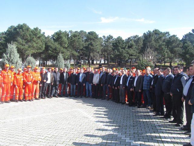 Kocaeli’de bir araya gelen belediye temizlik işçileri bedenleri ile 