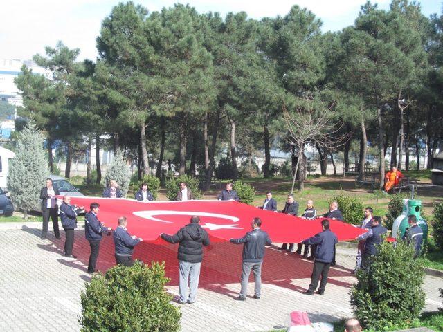 Kocaeli’de bir araya gelen belediye temizlik işçileri bedenleri ile 