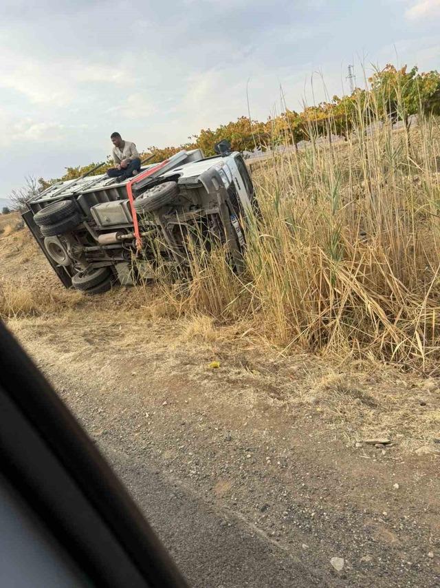 Batman&rsquo;da kayan kamyonet devrildi 2