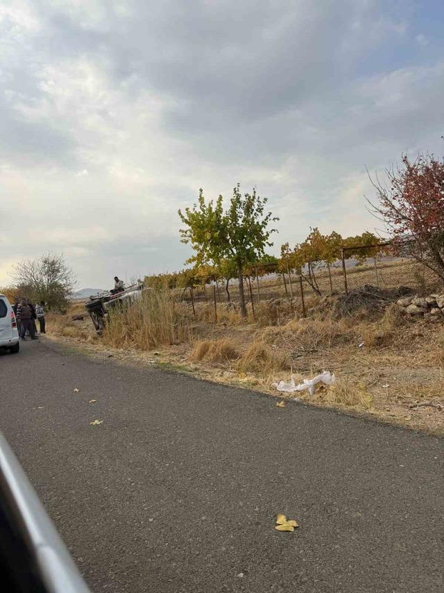 Batman&rsquo;da kayan kamyonet devrildi 1